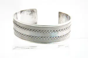 90- massief 1e gehlt zilveren open/klem  armband - bewerkt model kopen? Bied vanaf 60!