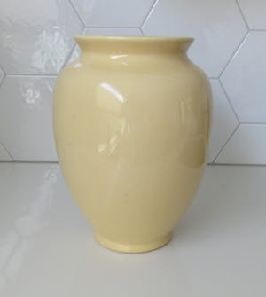 Keramiekfabriek Velsen - Grote eiergele bloemenvaas kopen? Bied vanaf 1!