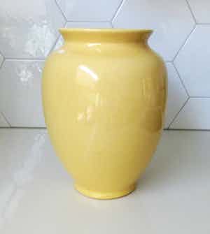 Keramiekfabriek Velsen - Grote eiergele bloemenvaas verkocht voor € 1!