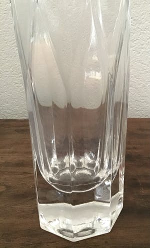 Niet of onleesbaar gesigneerd - 2 zware kristallen design vazen kopen? Bied vanaf 1!