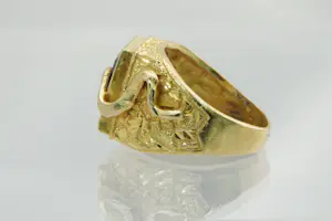 23- Mooi bewerkte 18 krt gouden "slangen" ring - met gefacetteerde blauwe steen kopen? Bied vanaf 370!