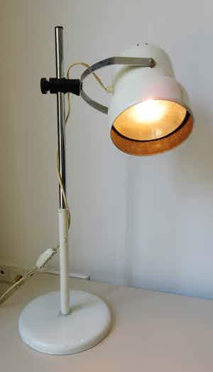 Niet of onleesbaar gesigneerd - Monica Strandäng - Aneta - Witte metalen vintage tafellamp model 'Robust' verkocht voor € 1!