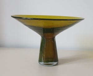 Niet of onleesbaar gesigneerd - Olijfgroen vrij geblazen glazen object kopen? Bied vanaf 1!