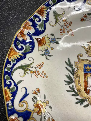 Faience de Rouen - Handgeschilderd bord met wapenschild - bonsecours kopen? Bied vanaf 39!