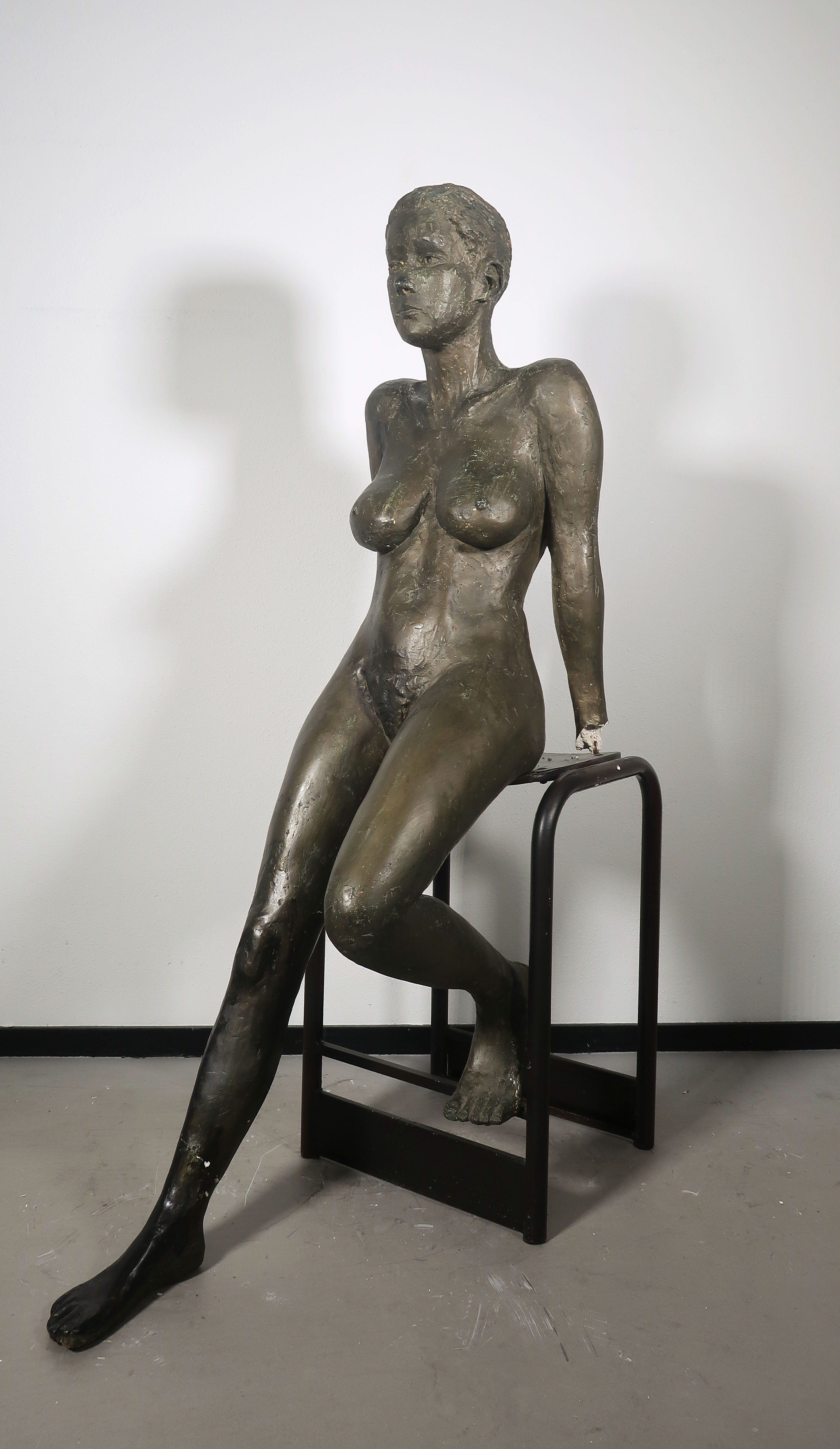 Toon Gielen - Beschilderd gips, Zittende naakte vrouw op kruk kopen? Bied vanaf 1!