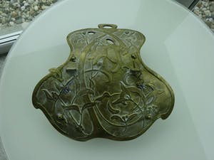 Curiosa - Art Nouveau koperen inkststel: blad-, inktpot, zandpotje en houders voor pennen kopen? Bied vanaf 75!