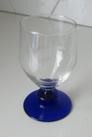 Niet of onleesbaar gesigneerd - Twee art deco stijl wijnglaasjes met blauwe voet kopen? Bied vanaf 1!