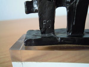 Frans Steginga - Prachtig beeldje "Samen de zaak van de grond tillen " - op plexiglas sokkel kopen? Bied vanaf 35!