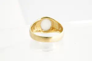 168 - Mooi bewerkte Surinaamse 18 Krt gouden ring met cabochon geslepen steen kopen? Bied vanaf 165!