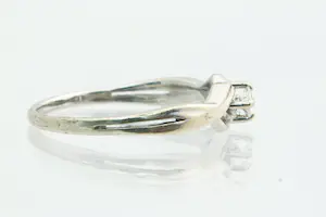 103 - 14krt witgoud & diamanten "cross-over" solitairring met  0.15crt briljant kopen? Bied vanaf 160!