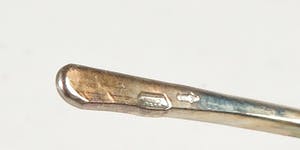 Huub Mikx - Zilveren spang-collier met wisselplaatjes kopen? Bied vanaf 1!