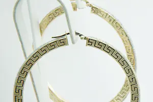 43 - Een paar 14 karaat geel gouden holle oorringen met meander motief kopen? Bied vanaf 245!