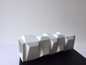 Hutschenreuther - Zeldzame Reliëfvaas (h 27,5 cm) uit de serie Archais ontwerp Heinrich Fuchs kopen? Bied vanaf 135!