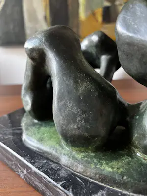 Carlos Castanedo - Bronzen sculptuur van liggend naakt figuur op marmeren sokkel kopen? Bied vanaf 250!