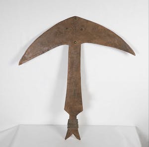 Kota - IJzeren T-vormig werpmes en tevens betaalmiddel met koperen knopjes kopen? Bied vanaf 1!