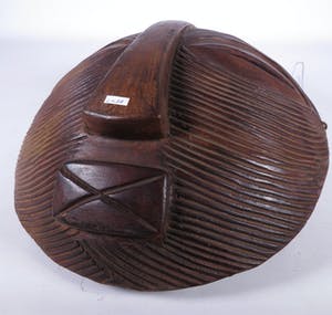 Luba - Groot rond masker met groeven en gekruiste mond. kopen? Bied vanaf 20!
