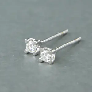 18k wit gouden solitair oorknoppen met briljant geslepen diamant tot. 0.14ct kopen? Bied vanaf 240!