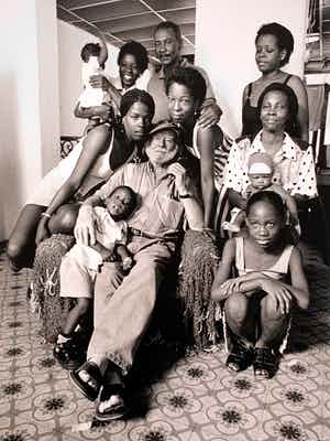 Nico Koster - handgesigneerde foto | 'Corneille temidden van Cubaanse familie' | 1999 verkocht voor € 75!