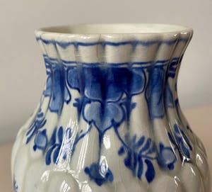 Porceleyne Fles - Delftsblauw platelen ribbelvaasje model 1804 kopen? Bied vanaf 1!