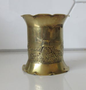 Niet of onleesbaar gesigneerd - Klaas Dijkstra Sneek - Hand gemaakt geel koperen lepelvaasje kopen? Bied vanaf 10!