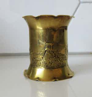 Niet of onleesbaar gesigneerd - Klaas Dijkstra Sneek - Hand gemaakt geel koperen lepelvaasje verkocht voor € 10!