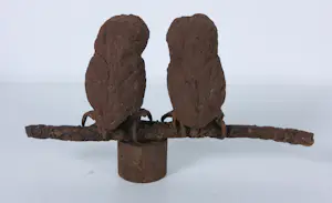 Paul Beckers - Twee sculpturen van ijzer en terracotta, Vogels (oehoe en uiltjes) + boek! kopen? Bied vanaf 200!