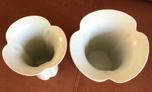 Niet of onleesbaar gesigneerd - 2 artdeco witte porselein vazen van Arzberg 15 en 12cm doorsnee kopen? Bied vanaf 10!