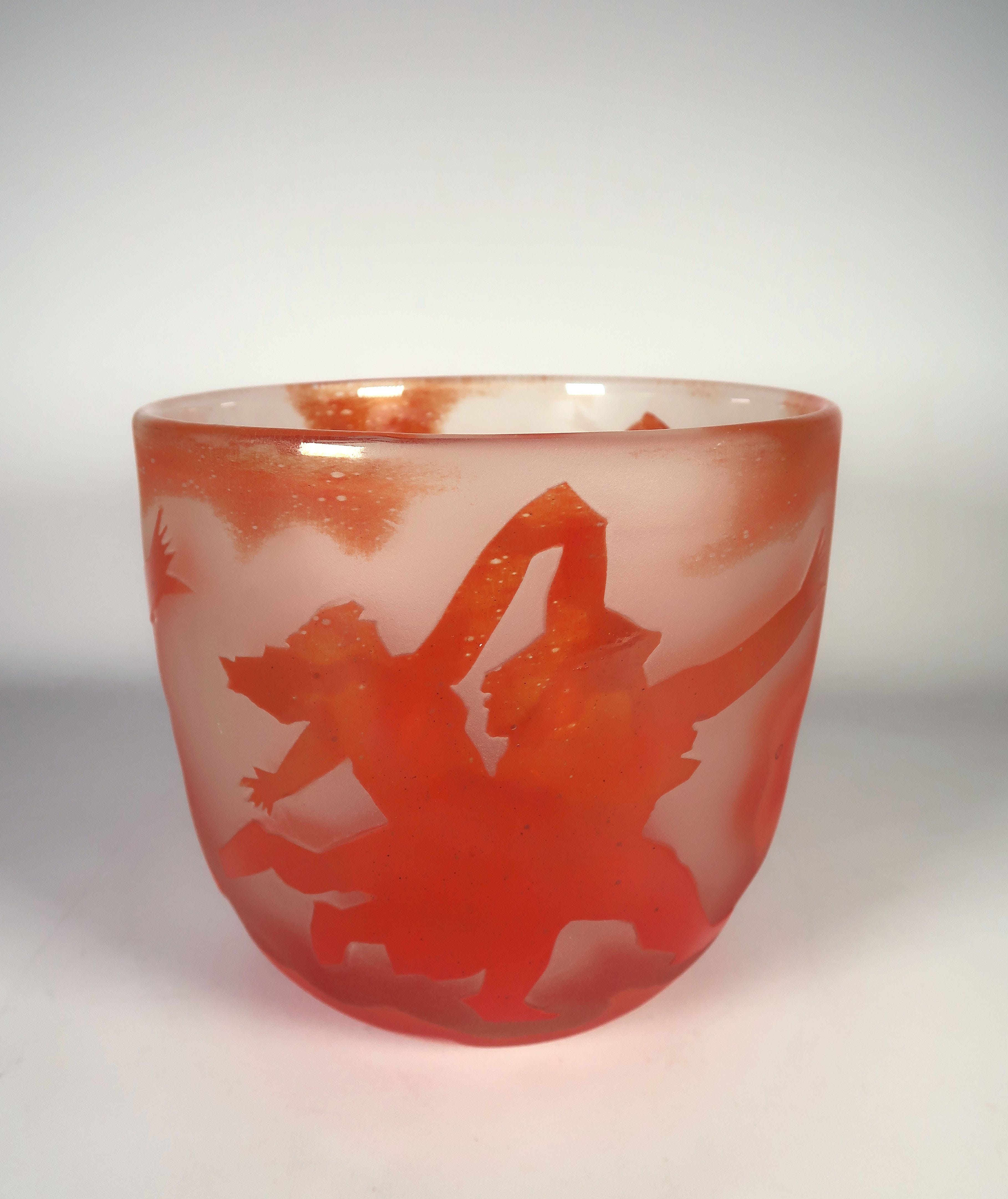 Ada Loumani - Glas, Pâte de verre oranje vaas met voorstelling van Picasso ''La Course'' verkocht voor € 100!