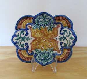 Niet of onleesbaar gesigneerd - Italiaans Antiek Majolica schaaltje verkocht voor € 1!
