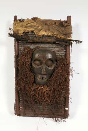 Idoma - Hout, plantenresten, leer en veren, Jagers borstmasker verkocht voor € 1!