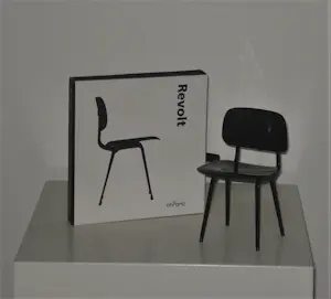 Friso Kramer - Miniatuur kit zwarte Revolt stoel van Ahrend kopen? Bied vanaf 75!
