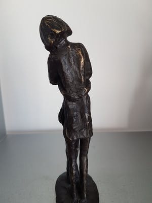 Astrid Veldhuyzen-Koppen - Beeld " Beschutting" kopen? Bied vanaf 40!