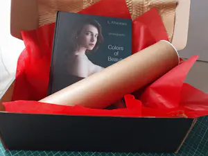 Lidiia Khaikara - Magenta 30x45 + fotoboek Kleuren van Schoonheid kopen? Bied vanaf 230!