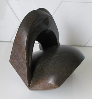 Niet of onleesbaar gesigneerd - Abstract massief natuurstenen sculptuur gesigneerd RS kopen? Bied vanaf 1!