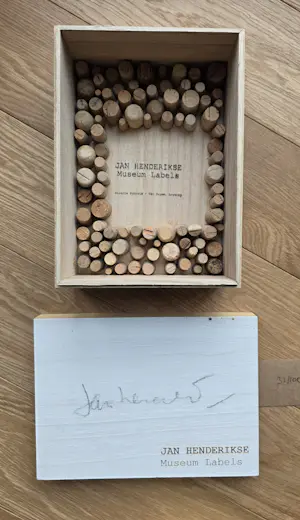 Jan Henderikse - Museum Labels - 8 Unieke Gesigneerde werken - 2018 - 21 x 15 cm per stuk kopen? Bied vanaf 495!