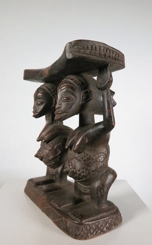 Luba - Gestoken hoofdsteun gedragen door twee vrouwfiguren kopen? Bied vanaf 1!