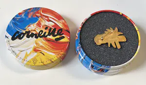 Corneille - PIN'S De rode vogel Gegraveerde signatuur 2002 kopen? Bied vanaf 1!