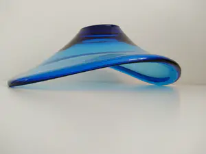 Per Lutken - (1916-1998), asymmetrische glazen schaal, prachtige blauwe kleur kopen? Bied vanaf 59!