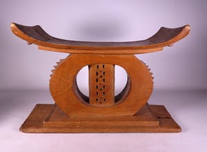 Niet of onleesbaar gesigneerd - Deels opengewerkt houten stoeltje kopen? Bied vanaf 1!