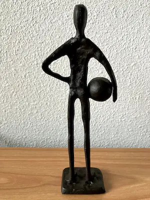Brons (Onbekend) - Modern bronzen beeld van een voetballer. kopen? Bied vanaf 25!