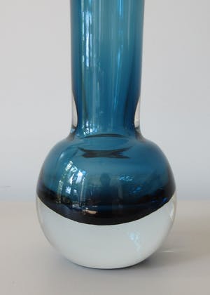 Niet of onleesbaar gesigneerd - Twee dikwandige rookblauwe glazen discus en schoorsteen vaas kopen? Bied vanaf 1!