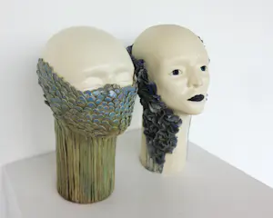 Ida De Roy - Set van twee sculpturen van keramiek, Hoofden kopen? Bied vanaf 200!