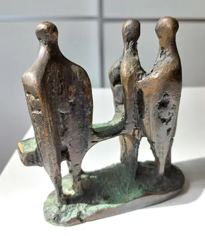 Wim Rijvers - Drie figuren met tafel, bronzen beeld kopen? Bied vanaf 150!