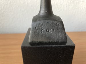 Corry Ammerlaan - Hoog slank beeld op sokkel - Titel " VROUW DRAAGT FAMILIE " kopen? Bied vanaf 45!