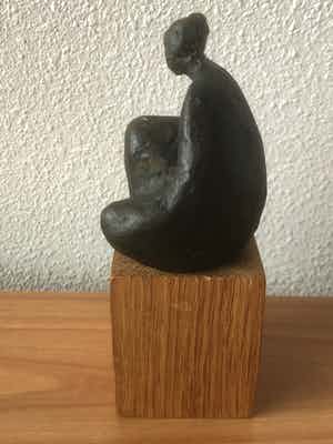 Brons (Onbekend) - Prachtig bronzen beeldje " VROUW " heel apart verkocht voor € 45!