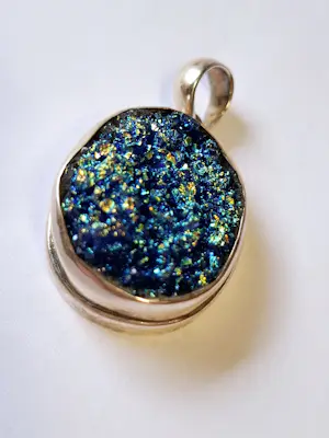 Blauwe natuurlijke Druzy-hanger kopen? Bied vanaf 30!