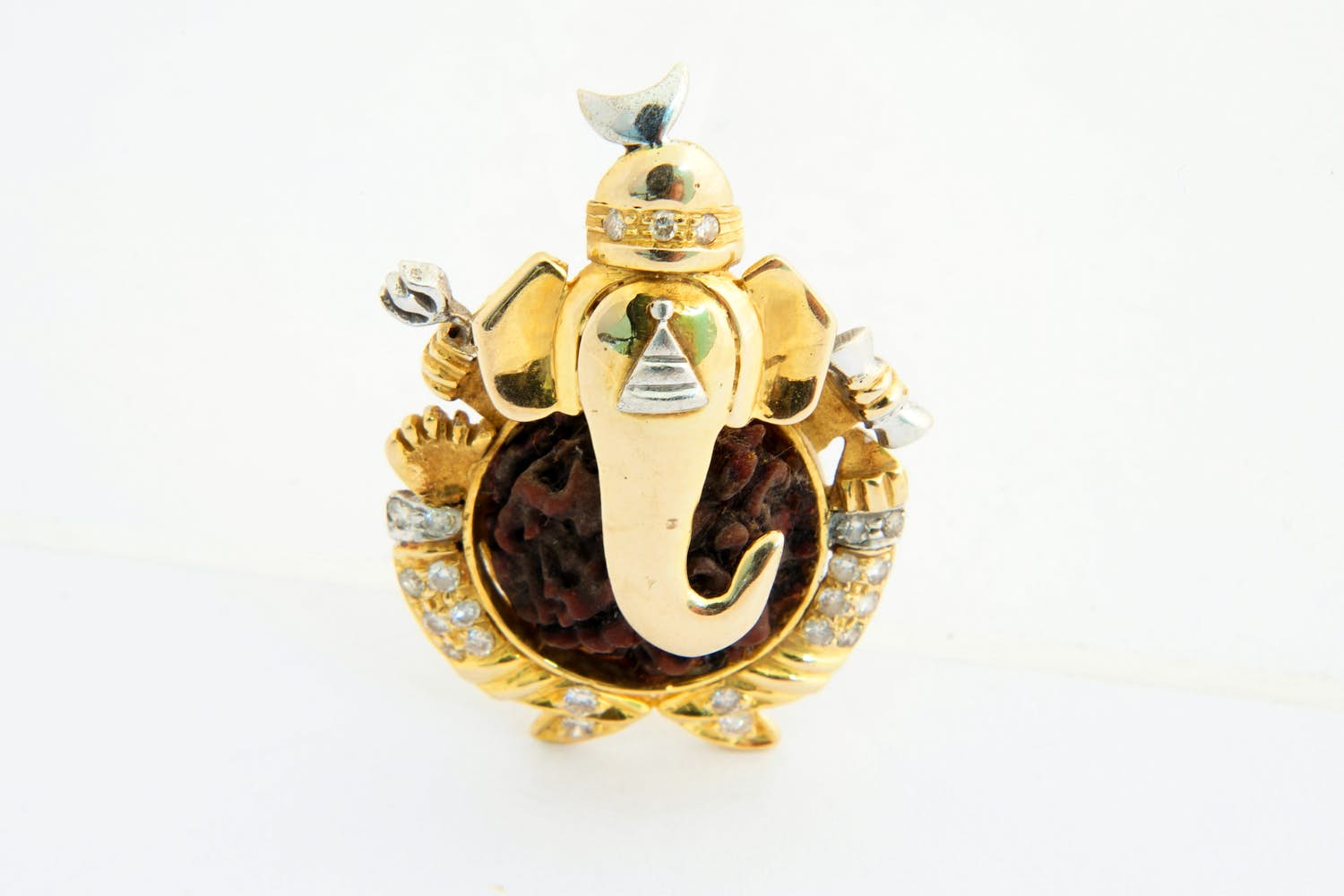 140- Oosters (India) bicolor  14 krt gouden "Ganesha" olifant met 24 diamantjes kopen? Bied vanaf 270!
