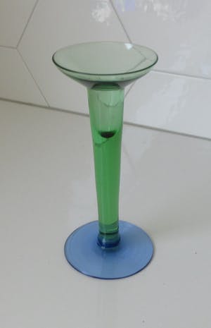 Niet of onleesbaar gesigneerd - Design glazen kandelaar groen met blauwe voet kopen? Bied vanaf 1!
