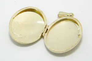 51- Fraai bewerkte ovaal vormige 14 Krt geel-gouden medaillon hanger kopen? Bied vanaf 80!