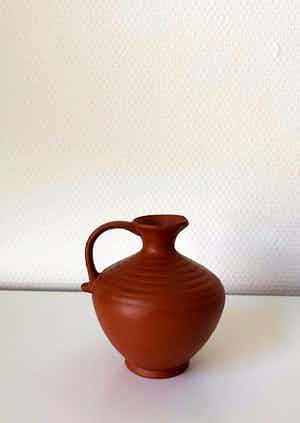 Niet of onleesbaar gesigneerd - Kruikvormig vaasje met oor verkocht voor € 10!